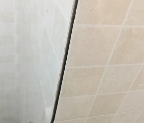 泊头瓷砖空鼓维修公司分享阳台瓷砖脱落的修复过程可以分为以下几个步骤
